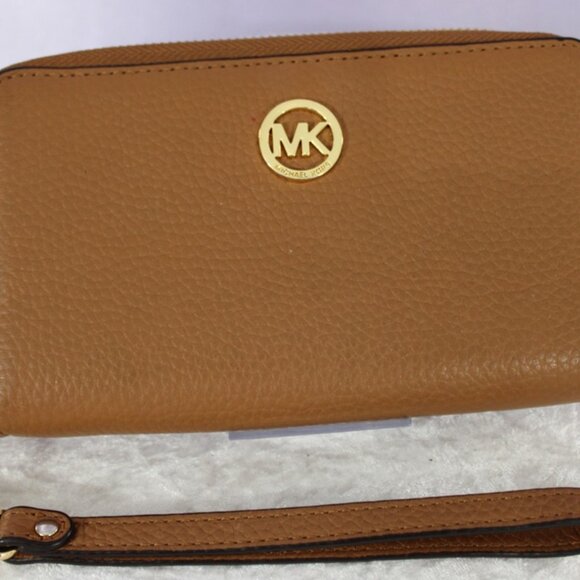 Michael Kors Pebbled Leather Bucket Bag & Jet Set Continental Wallet Set – Acorn - Picture 10 of 13